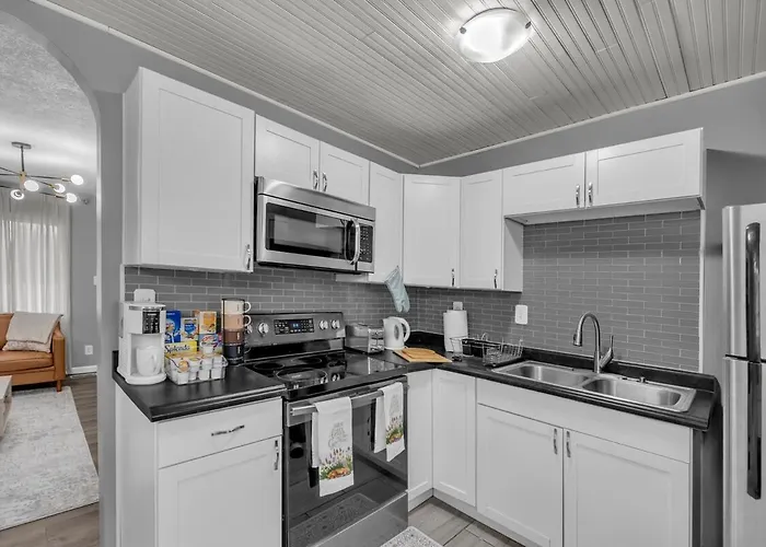 Modern 3br Quiet Area Family Friendly *